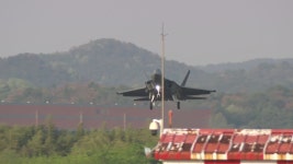 국산 전투기 KF-21 양산 1호기, 출고 22일만에 첫 생산시험비행 성공 - kakaoTV 국산 전투기 KF-21 양산 1호기, 출고 22일만에 첫... 