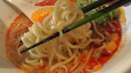 『”担々麺（痺２）汁あり（９００円）”を、いただきました！』by トテチータ : 175°DENO 担担麺 福島店...