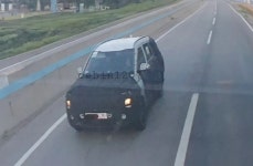 어? 이 차 단종 아니었어?...공도 질주하는 기아 스파이샷 최초 포착!