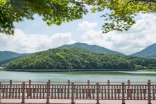 맑은 하늘 아래 아름답게 펼쳐진 백운호수