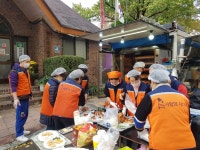 사랑의 사다리 밴드, 유천동 현대1차아파트 경로당 통닭 봉사