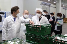 [세계로컬핫뉴스] 경기친환경농산물유통센터 찾은 이재명, “개학연기로 농업인 고통 커, 새로운 유통 방법 찾아야”