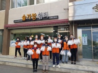 사랑의 사다리 밴드, 유성구 송강지역 소외계층 200가정에 닭강정 봉사