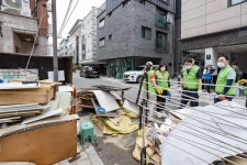 김경호 광진구청장, 서초구 수해 현장에 떴다! 서초구 방배 2동에서 경계 없는 자원봉사에 구슬땀