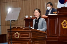 “내구연한 초과한 인조잔디 운동장 철거해야”