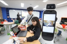 부평초, ‘전자칠판으로 수업하고 코딩으로 로봇 조종’ 미래교실 개관