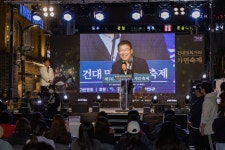 화려한 가면들의 향연... 광진구 건대맛의거리 축제 성황