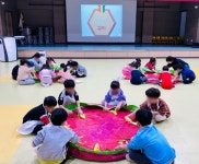 다산하늘빛유치원, 김장 체험 및 나눔 행사를 통한‘따뜻한 연말 만들기’에 동참 다산하늘빛유치원, 김장 체험 및  나눔 행사를 통한‘따뜻한... 