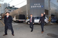 수원특례시의회 김기정 의장·정영모 복지안전위원장, 조원시장상인회... 김기정 의장·정영모 복지안전위원장,  조원시장상인회로부터 감사패 수상