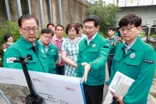 이상일 용인특례시장, ‘마북천’ 방문…수질과 시민의 보행 안전 상태 점검