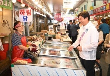 조용익 부천시장, 추석맞이 전통시장 장보기로 지역 경제 지원 나서