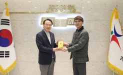 임태희 교육감, 소상공인시장진흥공단 노동조합 감사패 받아