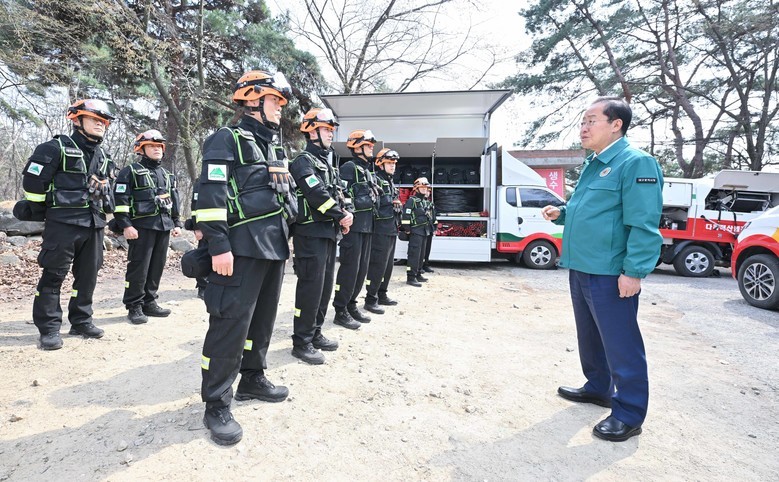 대구 북구 함지산 산불, 대피 명령 발령…헬기 41대 투입하여 진화작업 중
