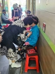 순천시 조곡동, “어버이날” 어르신 손뜨개 카네이션 달아드려