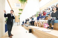 이상일 용인특례시장, 동천도서관에서 ‘그림으로 읽는 셰익스피어’ 주제 특강 진행