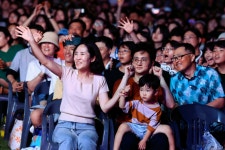 한여름 밤 울려 퍼진 음악과 추억...화성특례시 ‘시간여행 콘서트’ 성료