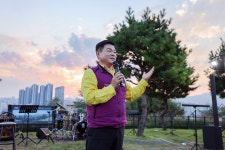 산 정상에서 노을과 음악 즐겨…동대문구 ‘배봉산 노을음악회’ 성료