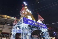 2025 성탄트리 점등… 1월 16일까지 장안구청 사거리 교통섬에서 운영