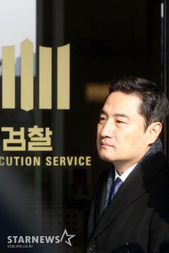 강용석, 변호사 2명 무고 맞고소 