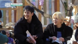 게스트 대접(?)도 잠시, 뉴이스트 렌 & 백호 노동 열차 탑승(*^^*) | ZUM TV