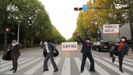 [1회] 우주스타를 꿈꾸는 한국판 비틀즈 호아ㅣ♬ 시청 앞 지하철 역에서 (원곡 동물원) | Mnet 201120 방송 | ZUM TV [1회] 우주스타를... 