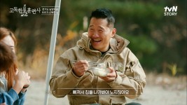 캠핑카에서 집밥을? 직접 잡은 갈치 구이에 진실의 미간 나온 강형욱ㅋㅋ | tvN STORY 221208 방송 | ZUM TV