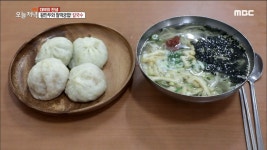 한번 먹으면 멈출 수 없다! 왕만두와 찰떡궁합! 칼국수 | ZUM TV