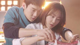 유연석, 서현진에 초밀착 백허그! ‘1대1 특별 과외’ | ZUM TV
