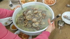조개 반, 국물 반! 맛도 양도 푸짐한 바지락칼국수 | ZUM TV