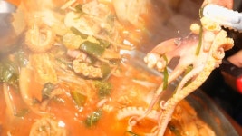 싱싱한 곱창과 쫄깃한 낙지의 조화! 환상의 ‘낙지곱창전골’ | ZUM TV