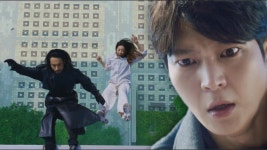 붙잡힌 김희선, 주원이 쏜 총에 윤주만과 같이 빌딩에서 추락! | ZUM TV