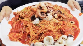 어마어마한 비주얼! 바다를 품은 ‘3kg 칼칼 해물찜’ | ZUM TV