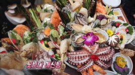 ‘해물 품은 닭’ 푸짐한 해물이 닭을 품었다는 ‘꽃보다 해신탕’ | ZUM TV