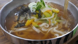 한 그릇 3900원! 깔끔한 육수에 오동통한 면발 ‘칼국수’ | ZUM TV