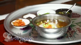 옛날에 끓여 먹던 그 맛 그대로! 추억의 잔치국수★ | ZUM TV