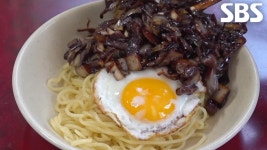 옛날 스타일로 춘장×기름 맛 진하게 만든 전설의 간짜장♨ | ZUM TV