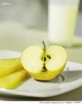56359874 | 게티이미지코리아 | Close-up of apple and slices of pineapple in a plate Royalty-Free 이미지