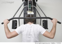 71551861 | 게티이미지코리아 | Young man weight training in a gym Royalty-Free 이미지