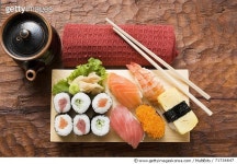71734647 | 게티이미지코리아 | Assorted sushi on sushi board, hand towel and pot beside it Royalty-Free 이미지