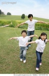 LS0700400-002 | 게티이미지코리아 | Father and children (6-7) playing with arm outstretched, portrait, smiling Rights-Managed... 