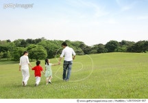 LS0700420-007 | 게티이미지코리아 | Parents with children (6-7) holding hands and walking in park, rear view Rights-Managed 이미지