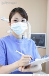 LEFRF15029602 | 게티이미지코리아 | Dentist wearing surgical mask, holding dental record, portrait, close-up Royalty-Free 이미지