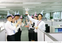 LEFRF15031482 | 게티이미지코리아 | Business people celebrating colleague’s award Royalty-Free 이미지