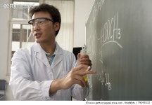 79095532 | 게티이미지코리아 | A professor teaching chemistry. Royalt...