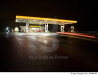 89985258 | 게티이미지코리아 | Gas station at night Royalty-Free 이미지