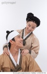 LS1002448-002 | 게티이미지코리아 | 안마하는 전통의상 성인남녀 Rights-Managed 이미지