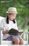 LS1101809-001 | 게티이미지코리아 | 공원 벤치에 앉아 책을 읽는 여자어린이 Rights-Managed 이미지