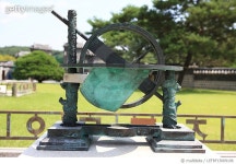 LEFRF15009106 | 게티이미지코리아 | 정남일구 해시계 Royalty-Free 이미지