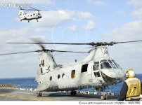 140237962 | 게티이미지코리아 | A CH-46E Sea Knight helicopter takes off from the flight deck of USS Essex. Royalty-Free 이미지