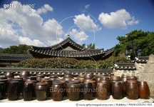 MAHA1200251-002 | 게티이미지코리아 | 장독대, 항아리, 남산한옥마을 Rights-Managed 이미지